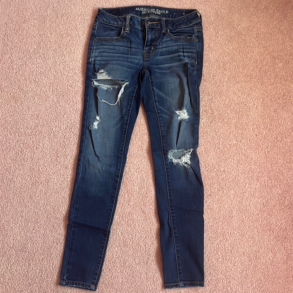 AMERICAN EAGLE Ripped Jeans Size 4 Short